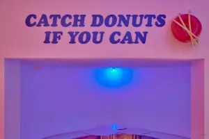 야구 컨셉의 펀한 도넛 카페 인테리어